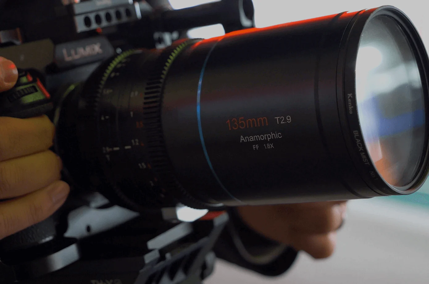 SIRUI Venus 135mm T2.9 1.8x Full-Frame Anamorphic Lens - Image 4